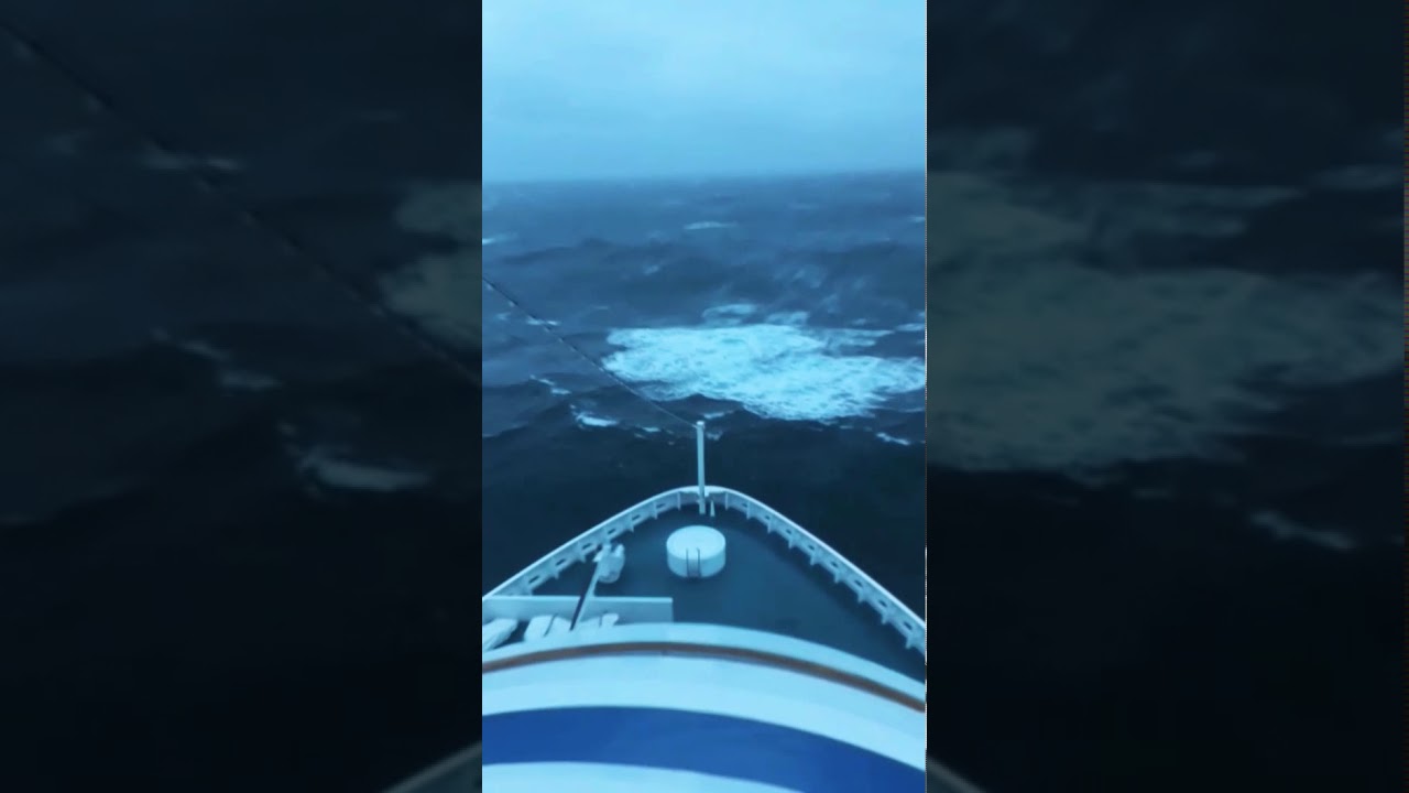 AIDAvita bei starkem Wind und hohen Wellen im Nordatlantik.