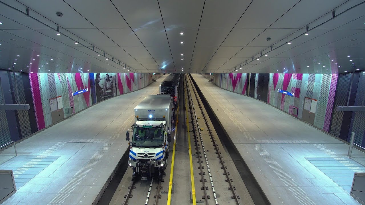 Zwei Unimog rangieren Metro-Zug in Amsterdam.