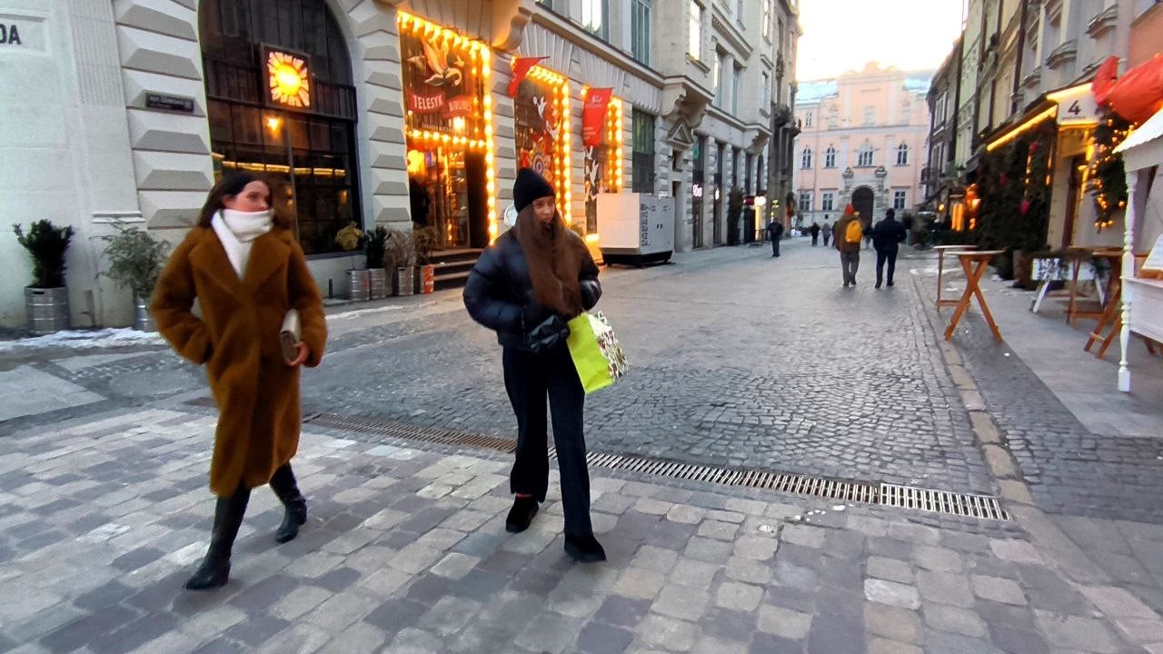 Як Львів виживає під час двадцятиградусних морозів, що працює у центрі під час відключень світла