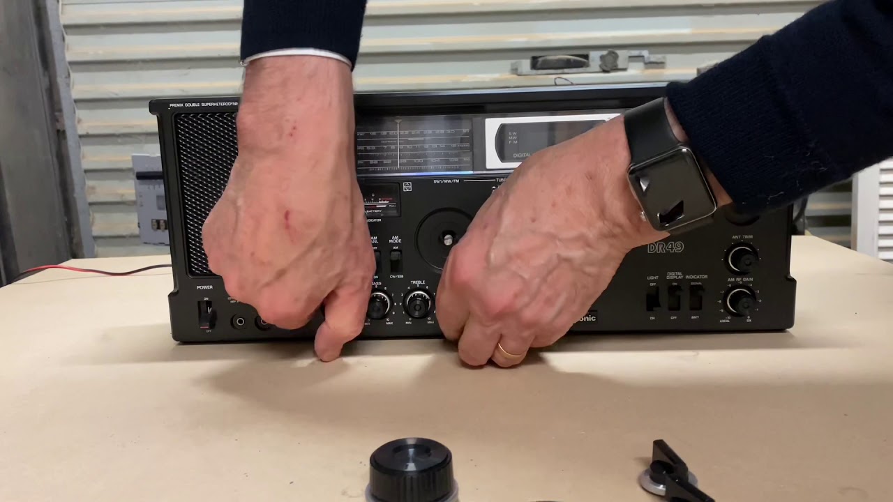 E01 Panasonic RF-4900 DR49, снятие корпуса для чистки переключателя и ёмкости