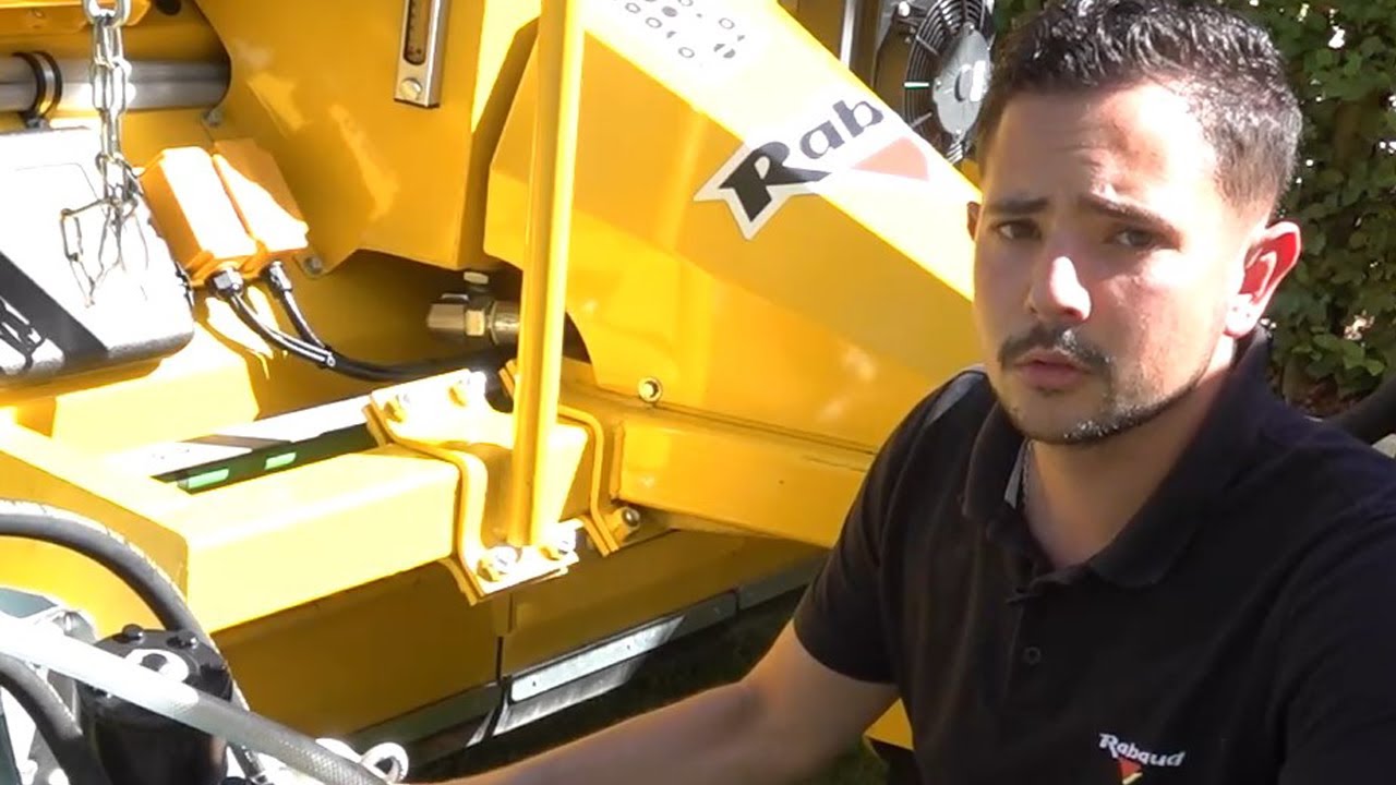RABAUD : présentation de la balayeuse de voirie : URBANET 1500 trainée