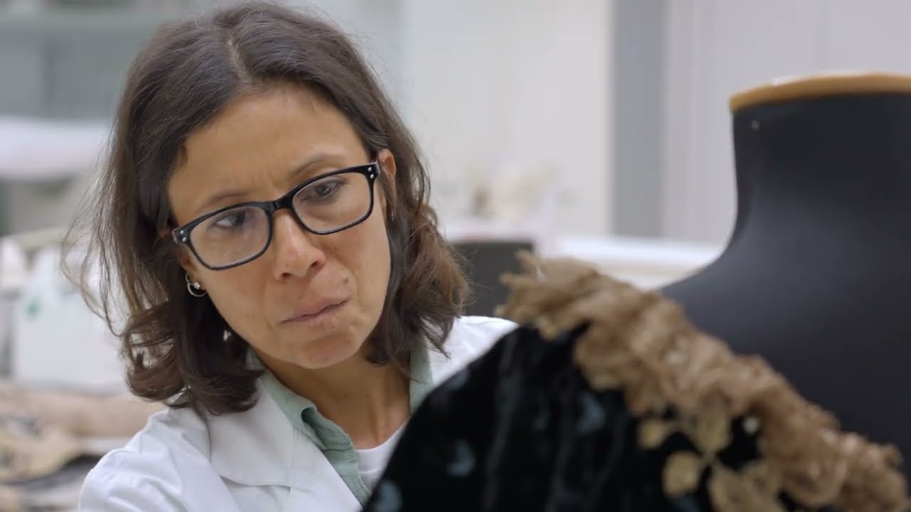 Il restauro degli iconici costumi di scena appartenenti al patrimonio del Teatro alla Scala