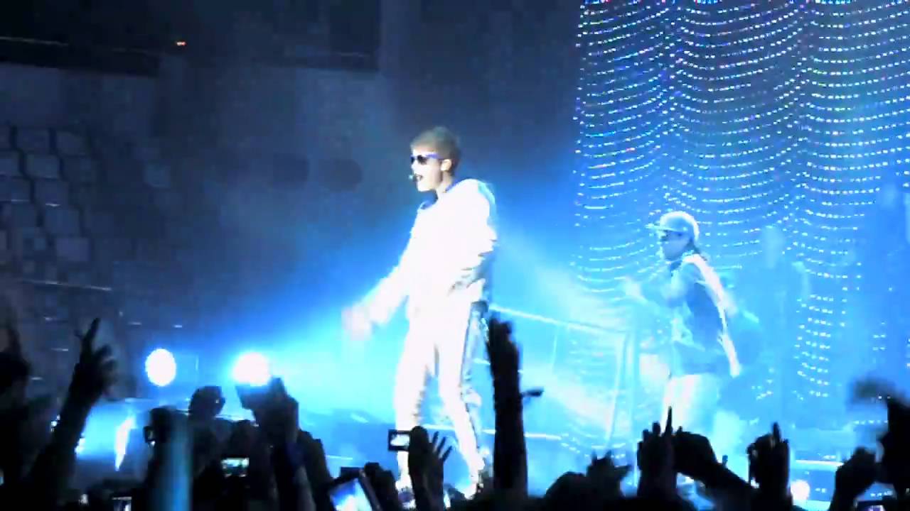 Justin Bieber - Love Me - Concert Barcelona 06/04/11