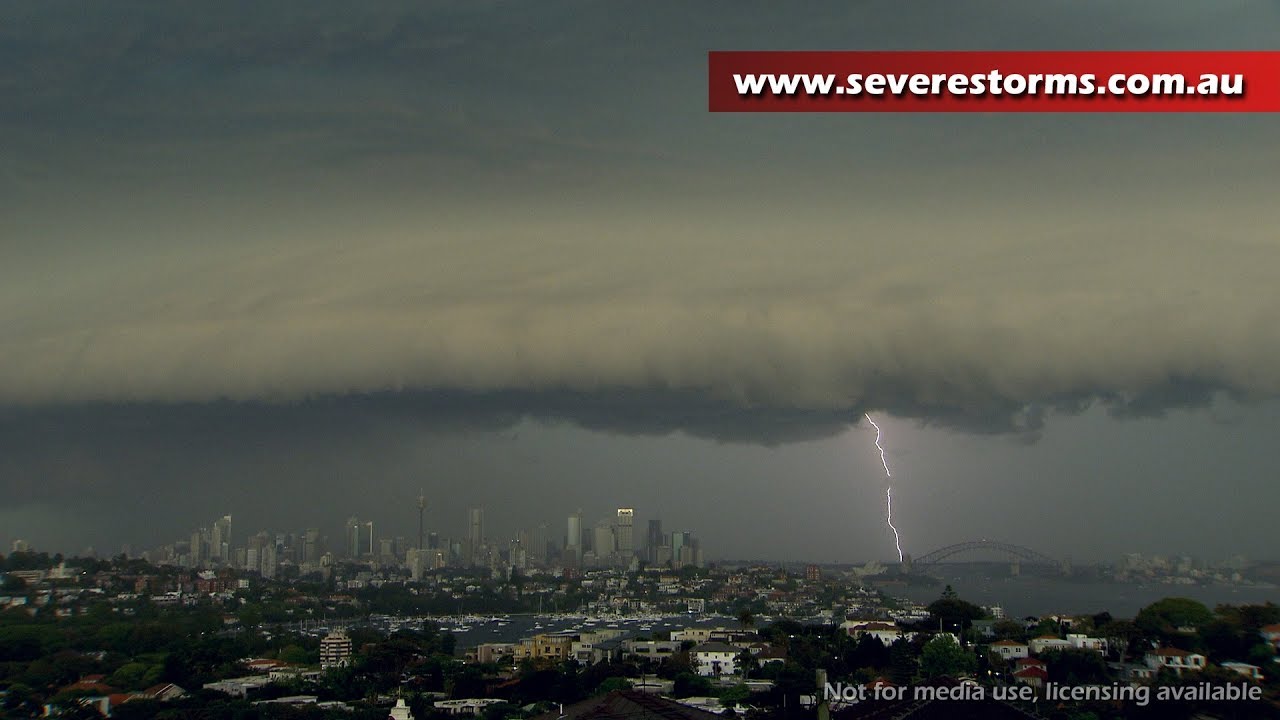 Shelf cloud moves through Sydney, Australia