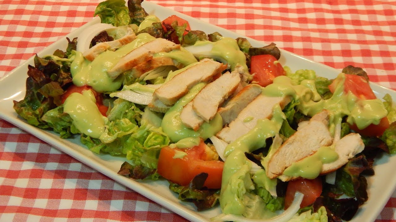 Ensalada de pollo con salsa de aguacate