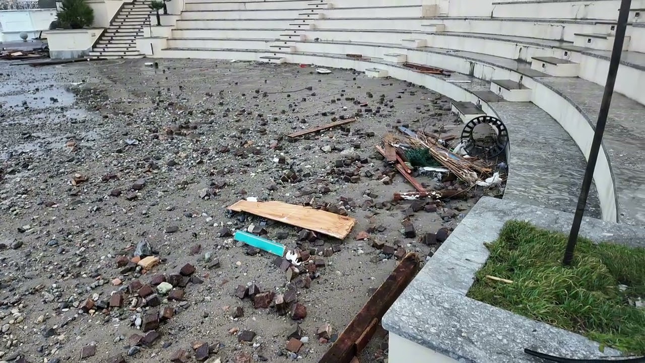 Maltempo, il Lungomare di Reggio Calabria distrutto dalla mareggiata della notte: le immagini