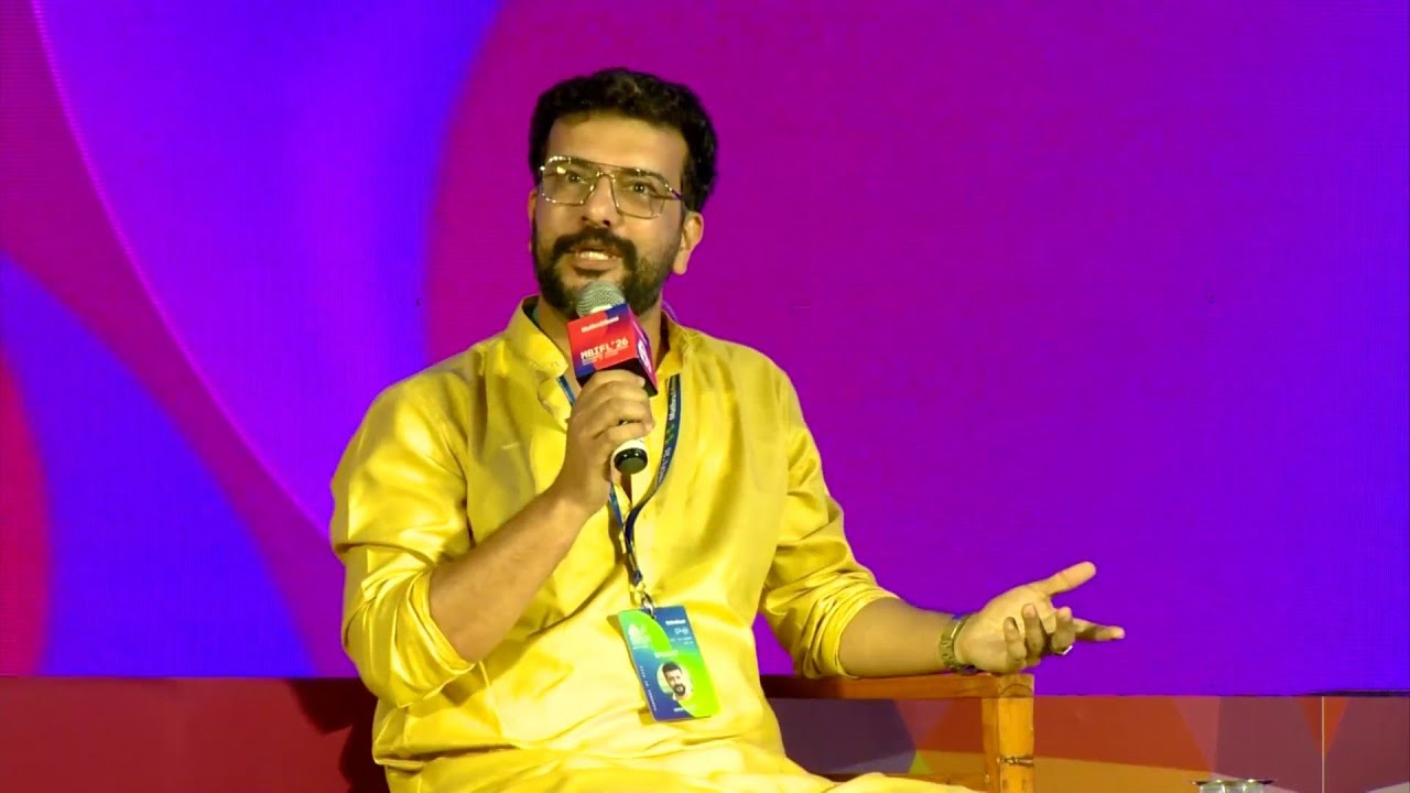 'കഴക്കൂട്ടത്തു പോയ ഈച്ച; ലുലുമാളിൽ പോയ തവള'; സദസിനെ പൊട്ടിച്ചിരിപ്പിച്ച പിഷാരടി