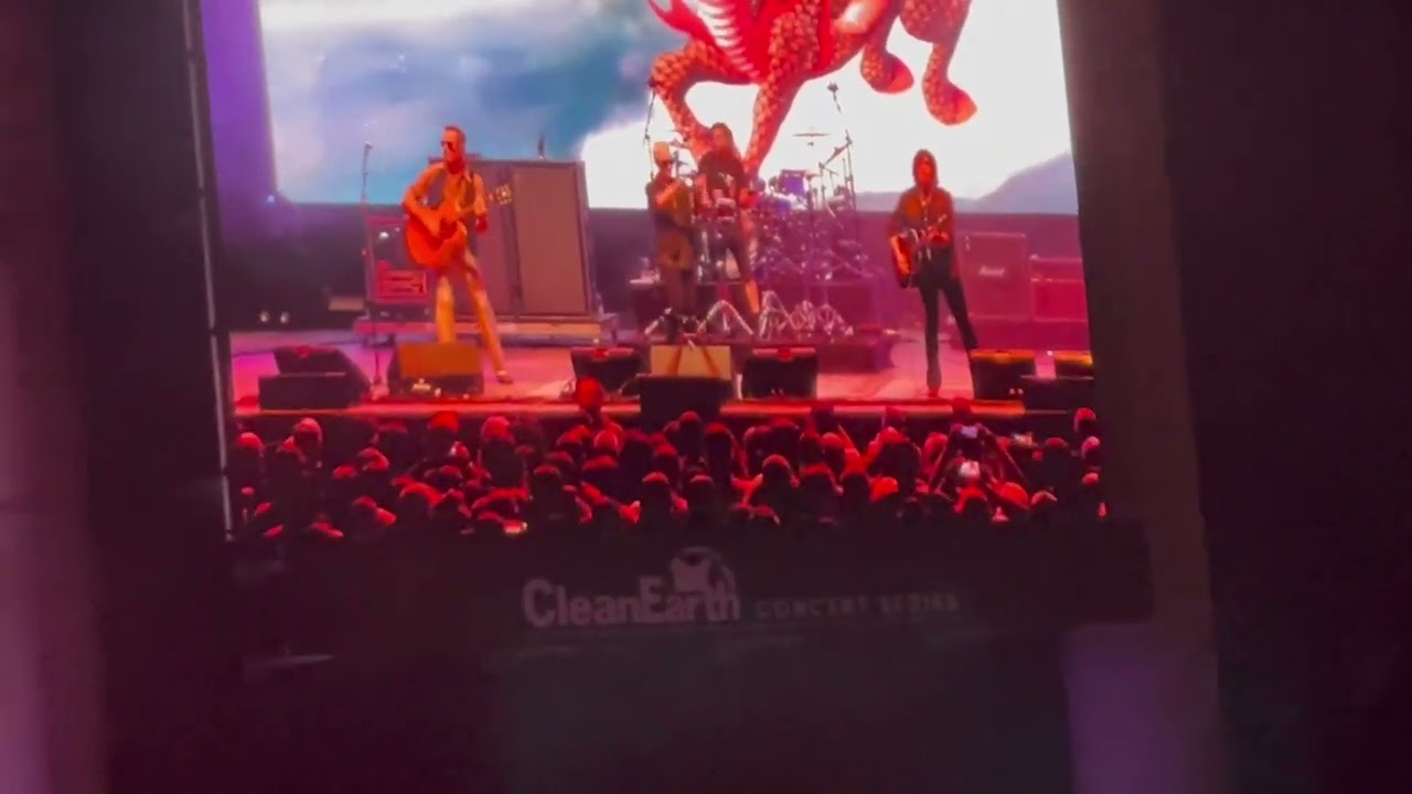STONE TEMPLE PILOTS Perform PRETTY PENNY With Acoustic Setup at the Tampa AMPA in Tampa, FL 8/28/24