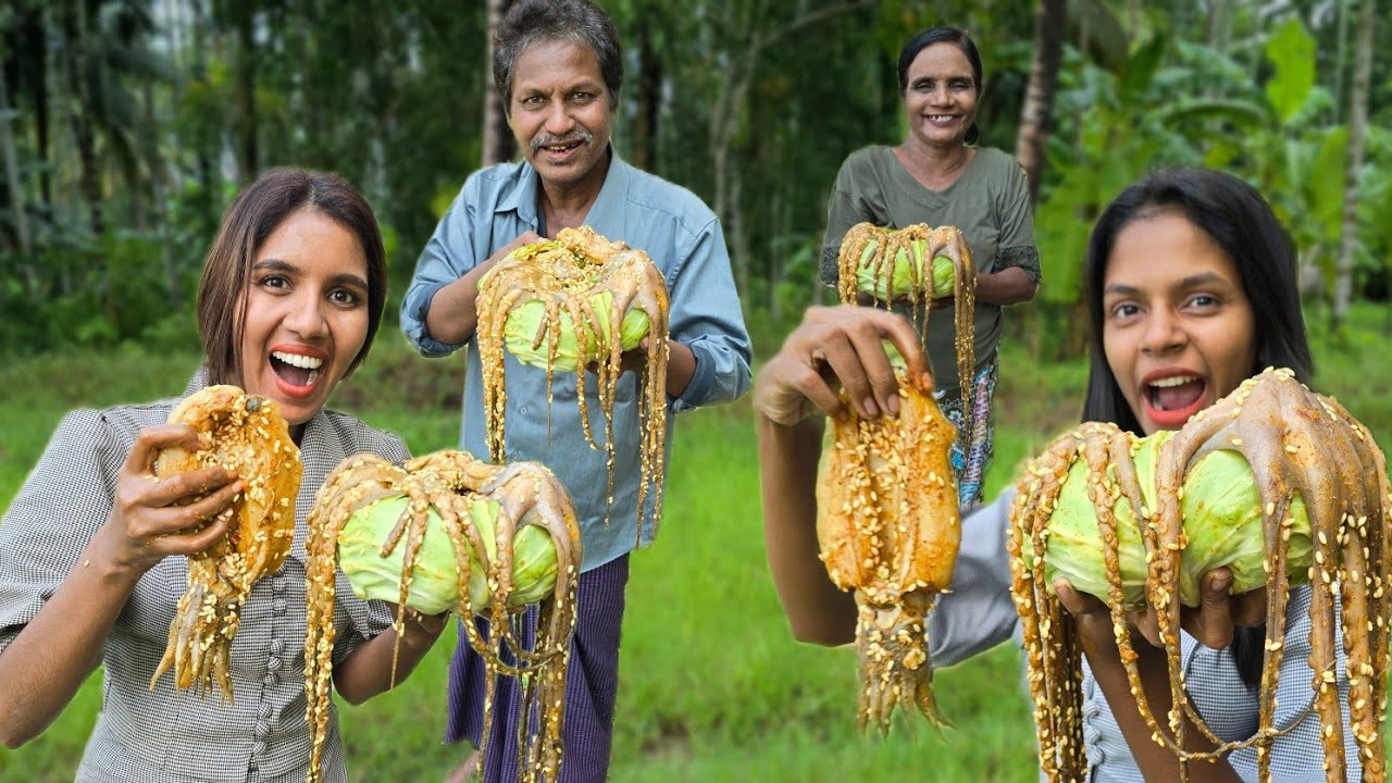 Seafood inside the Cabbage / ပင်လယ်စာမဆလာ ဂေါ်ဘီထုပ်ပေါင်း😋 / In The Village Style