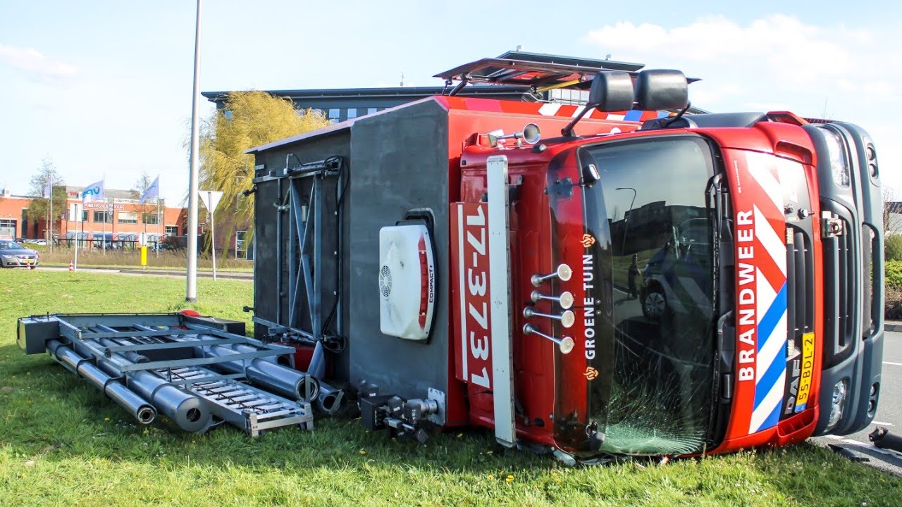 Tankautospuit kazerne Groene Tuin 17-3731 gekanteld tijdens spoedrit voor reanimatie melding!