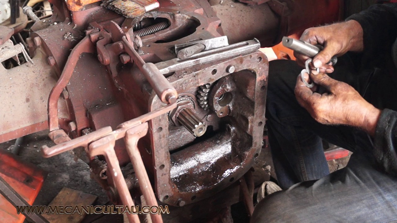 TRACTOR U445 DT - S-A RUPT IN DOUA TRACTORUL SI POTCOAVA NOROCOASA
