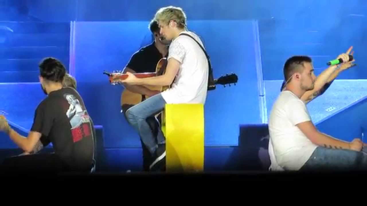 One Direction - OTRA Sydney 8 February 2015 – Little Things (Front Row B Stage)