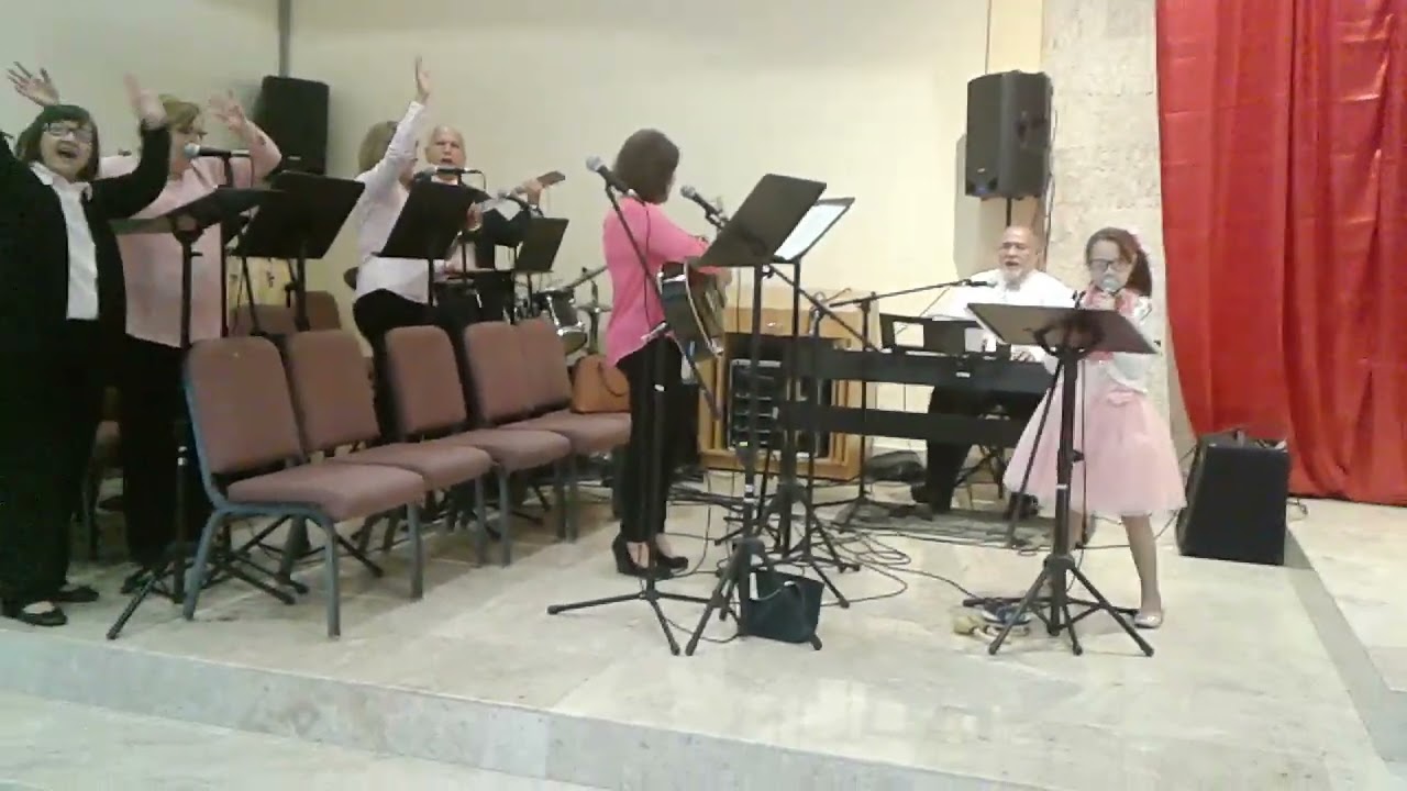VAMOS A ALABAR AL SEÑOR CON PANDEROS Y DANZAS