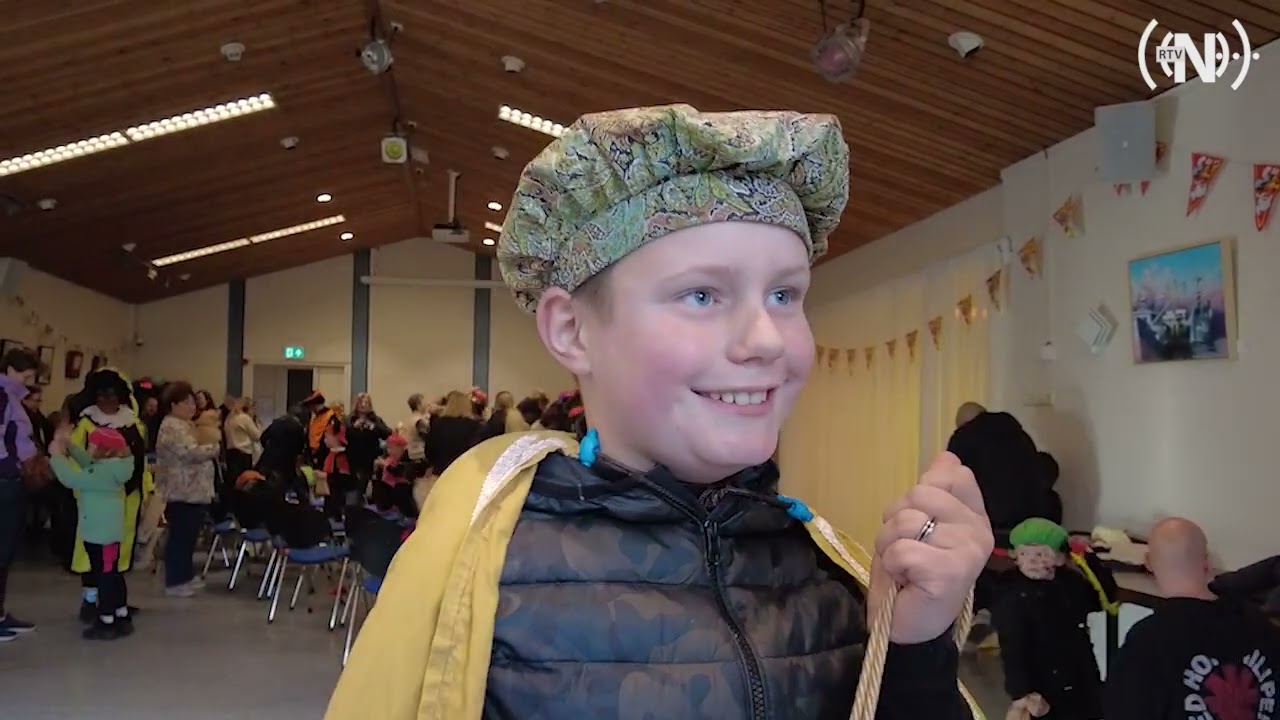 Sinterklaas komt als vanouds op de boot aan in Vierhouten