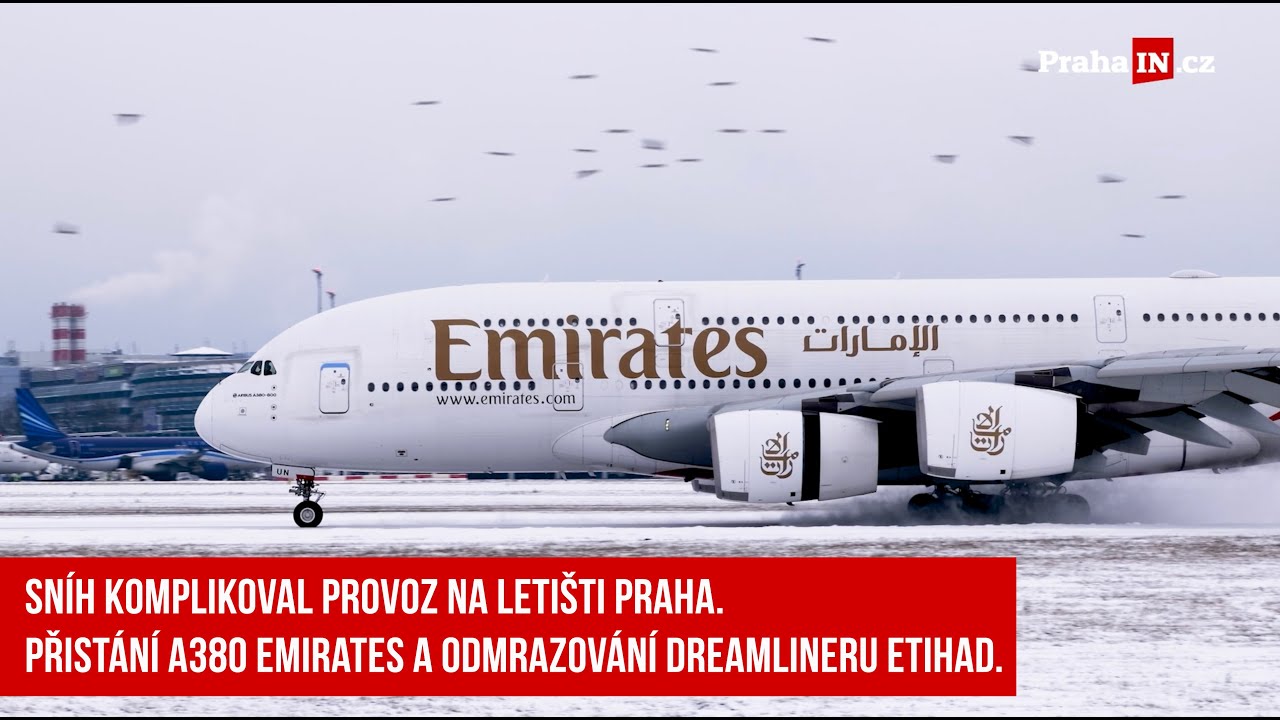 Sníh komplikoval provoz na Letišti Praha. Podívejte se na přistání A380 a odmrazování 787.