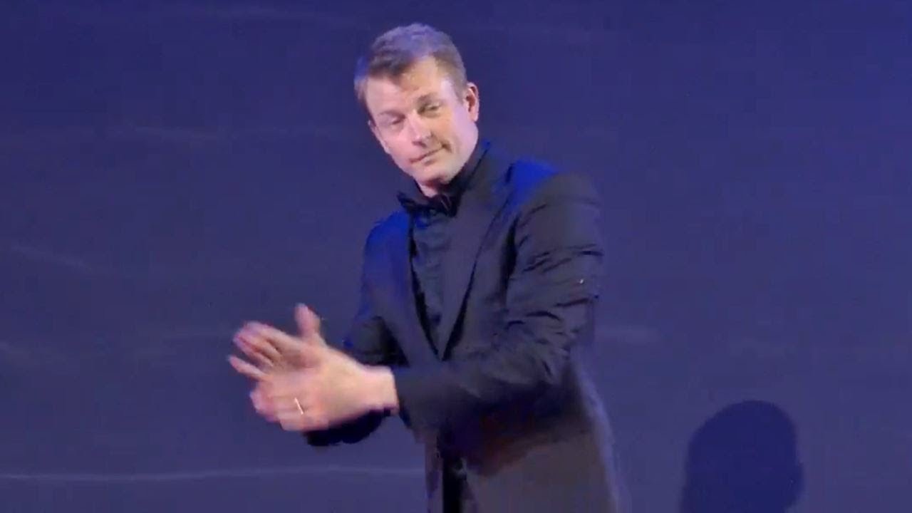 Kimi R&auml;ikk&ouml;nen drunk at FIA Prize Giving 2018! 😂