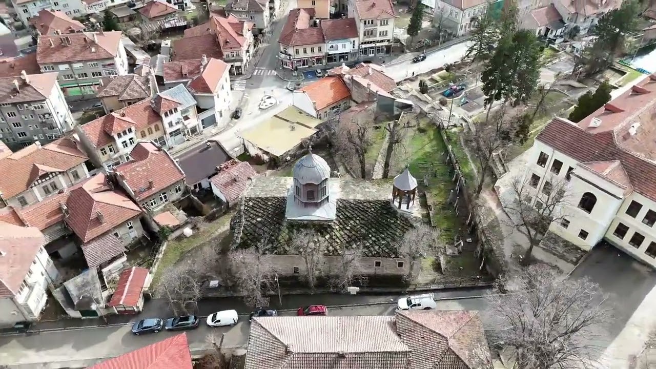 Танцът на дрона около храма