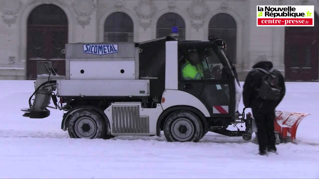 Poitiers tourne au ralenti sous la neige