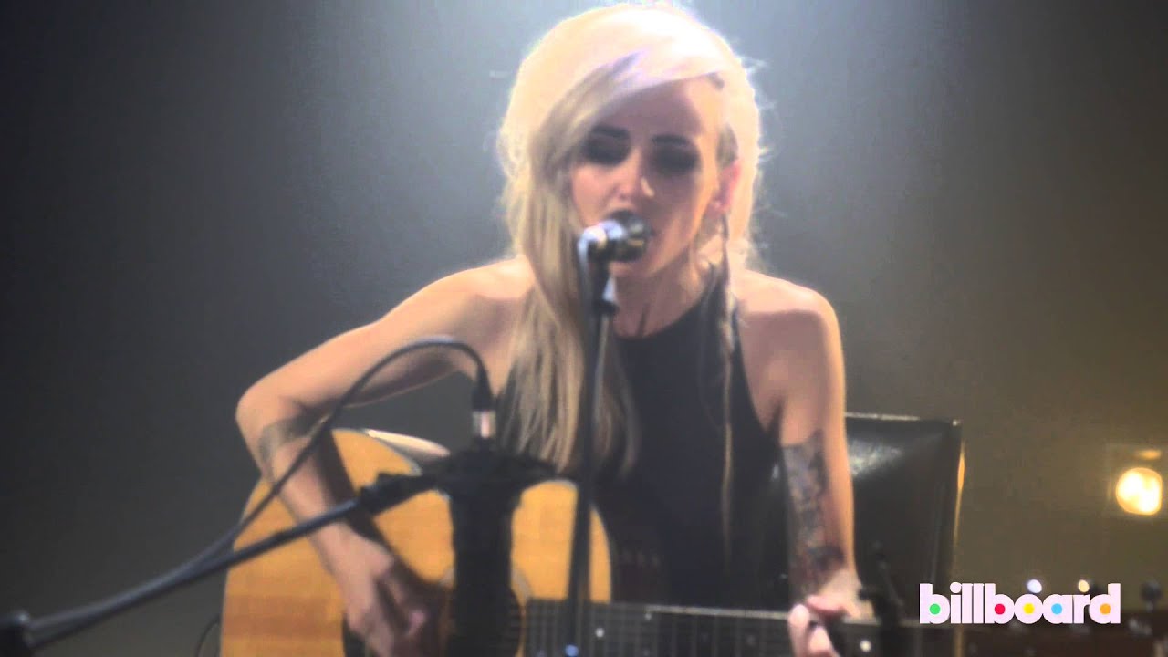Lights Performs 