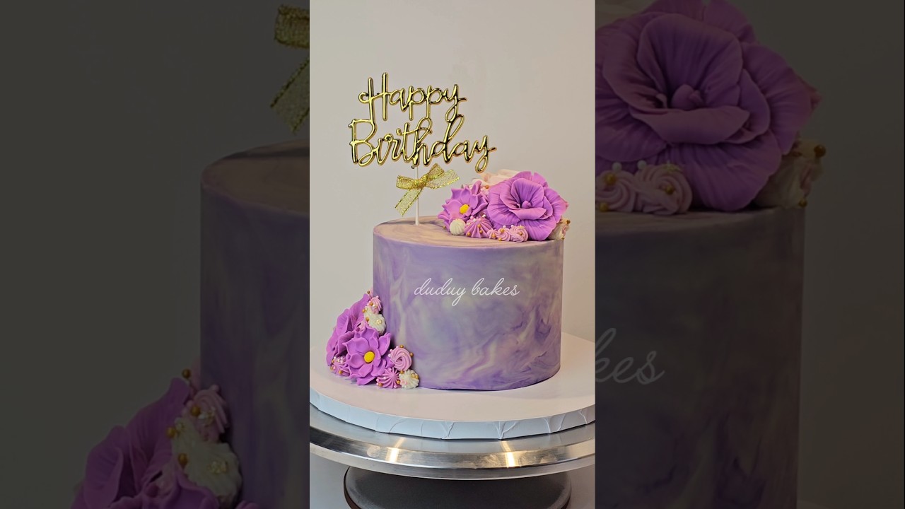 This cake gives Tangled Disney vibes w/ soft purple tones, floral details, & dreamy fairytale vibe🌸