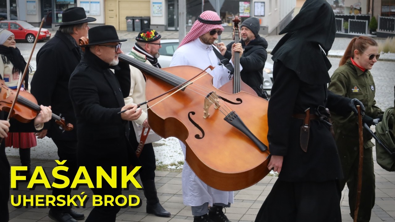 Fašank v Uherském Brodě – muzika a zpěv před restaurací U Karla (15. 2. 2026)