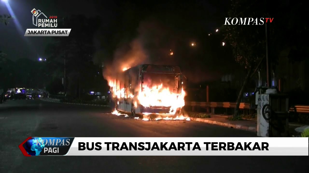 Bus Transjakarta Terbakar di Dekat Pasar Baru
