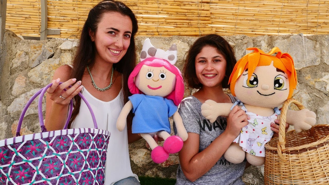 Oyuncak bebekler ile piknik oyunu. Lili ve Smarta eğleniyorlar!