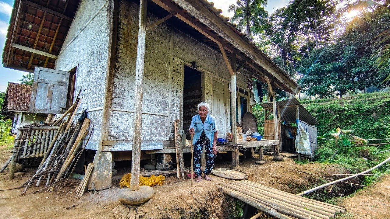 Masya Allah!! Masa Tua Kini Sendirian Di Rumah, Tinggal Di Kampung Terpencil Hanya Enam Rumah