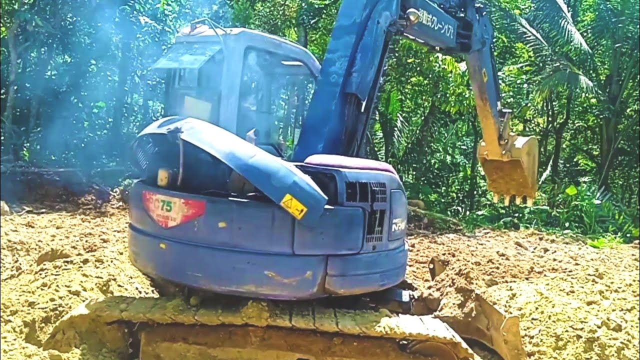 Mini Excavator Komatsu PC75UU Digging Land And Leveling Land.