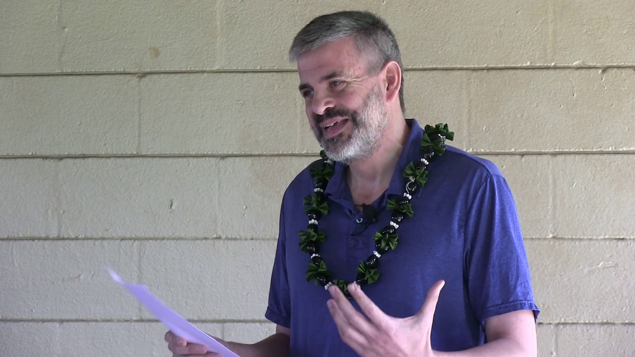 Dr. Brian Walsh discusses Avian Bornavirus with the Hawaiian Feathered Friends Network club members.