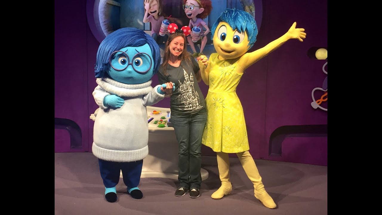 TOP TEN most fun and hilarious Characters at Disney World -