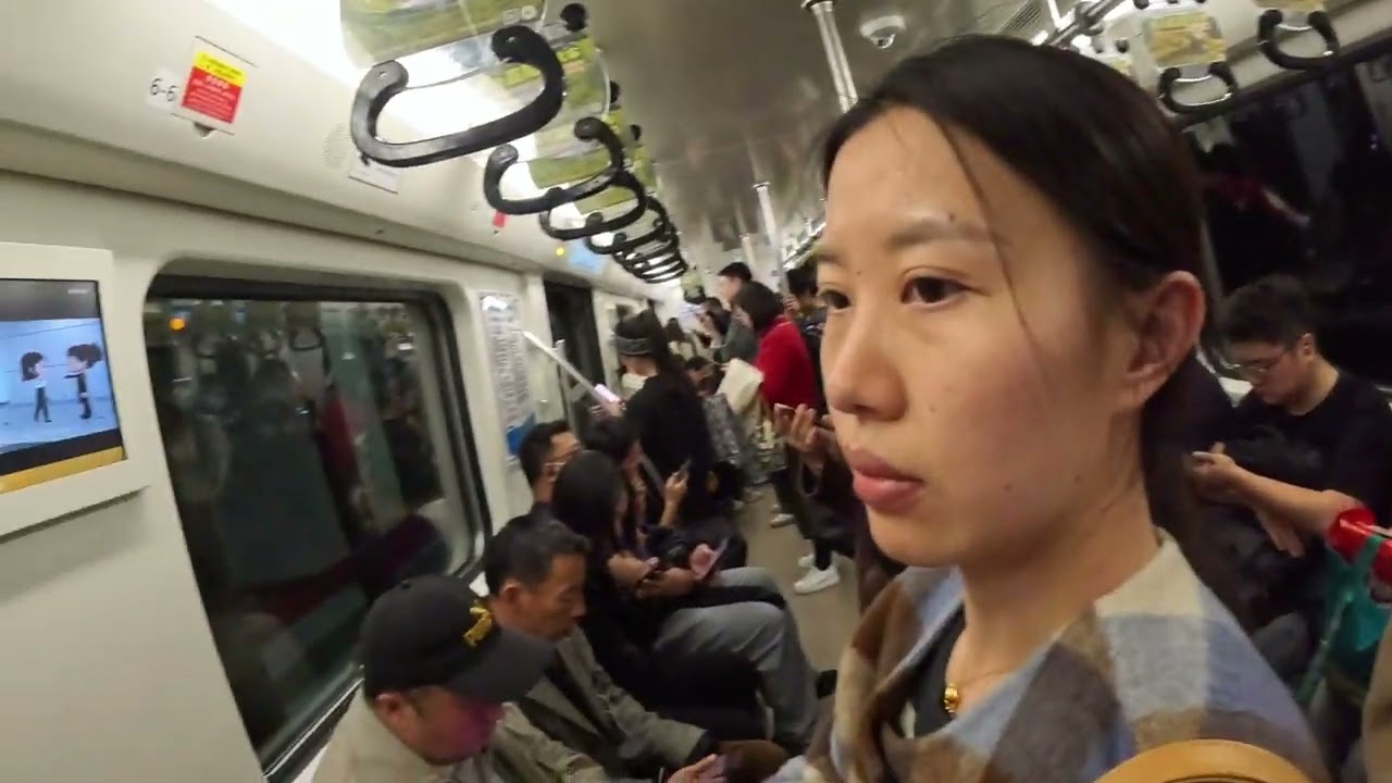 徒步中国，沉浸式体验成都地铁。Hiking in China