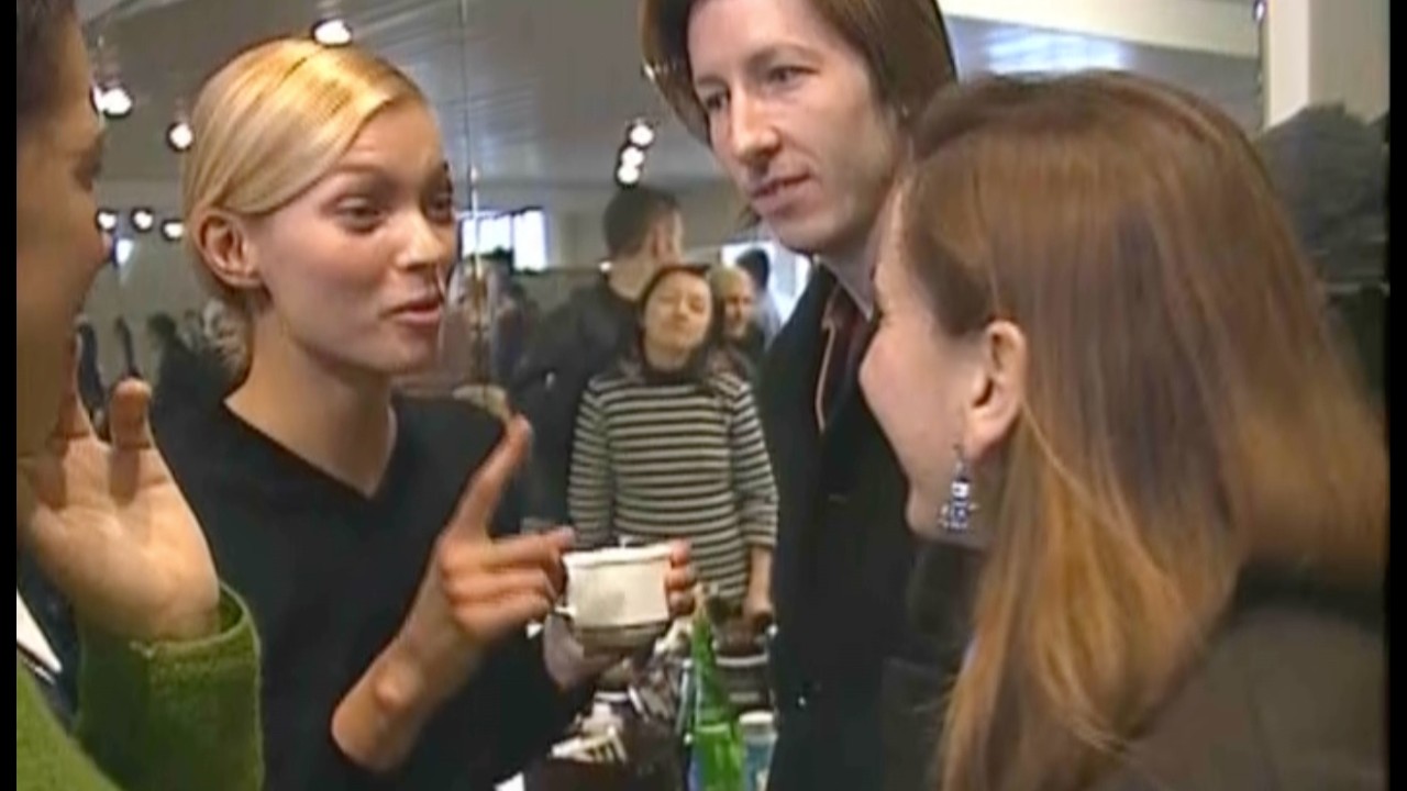 Кейт Мосс и Миучча Прада за кулисами показа Prada осень 1996 | Архивный выпуск новостей о моде