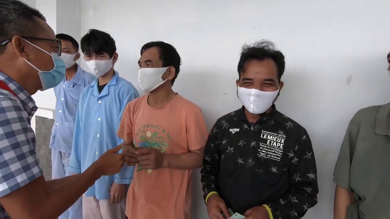 Chuyển tiền lì xì đến bệnh nhân nghèo của 3 bệnh viện ở Khánh Hòa ngày mồng 6 Tết