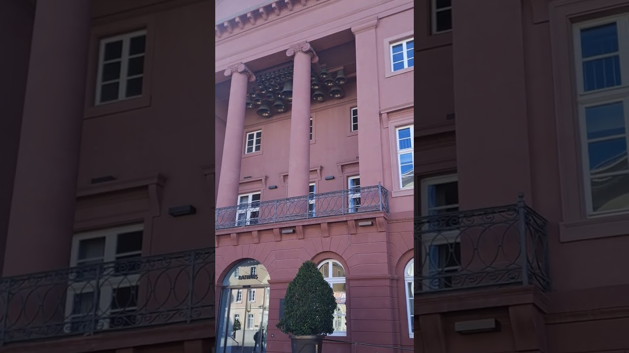 15 UHR SCHLAG STADTKIRCHE  KARLSUHE UND Largo von hendel auf glocken spiel version KARLSRUHE RATHAUS