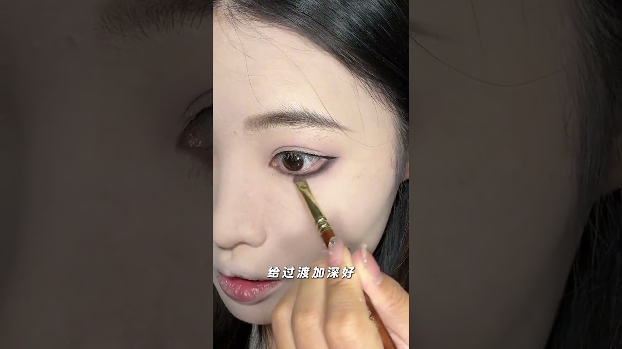 6-Minute Makeup Magic: Transform Your Look with a Comic-Inspired Hair-Change Tutorial
