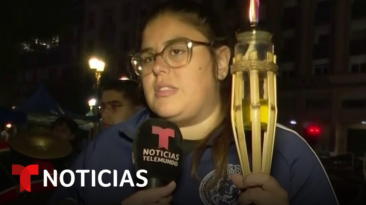 Con tristeza, argentinos se reúnen en Buenos Aires para despedir al papa | Noticias Telemundo