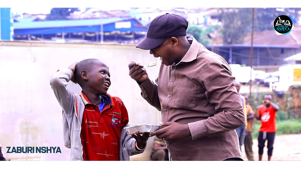 AGASHYA: Pasteur Theogene yigize umukoboyi asangira n'abana bo mu muhanda baniganirira muriza mvugo