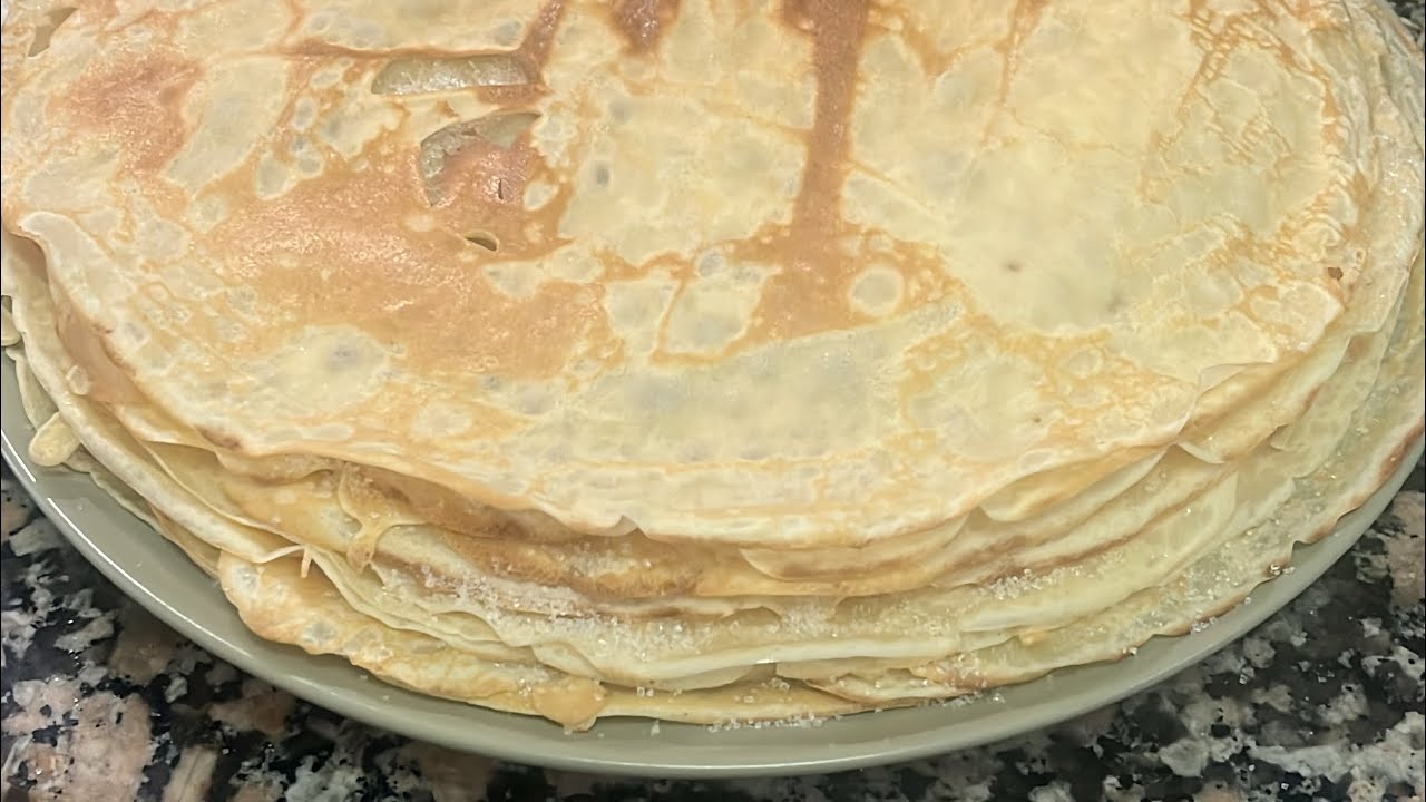 Elaboración de la masa y cocción de un postre típico de Carnaval en la zona occidental de Asturias.