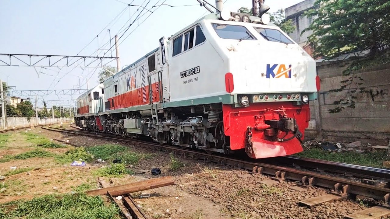 Super Sibuknya Kereta api datang & Berangkat di Stasiun Pasar Senen