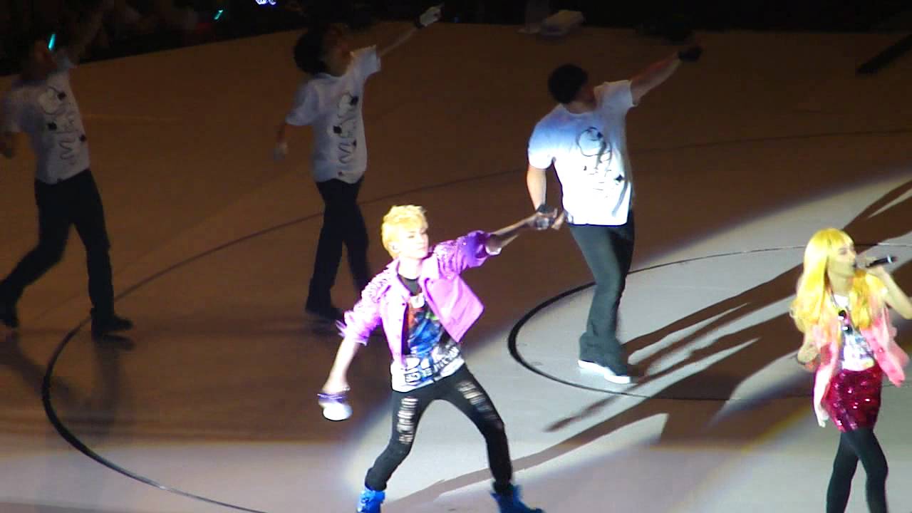 110910 SHINee World Concert SG - Key Solo ft. Taemin (12/29)