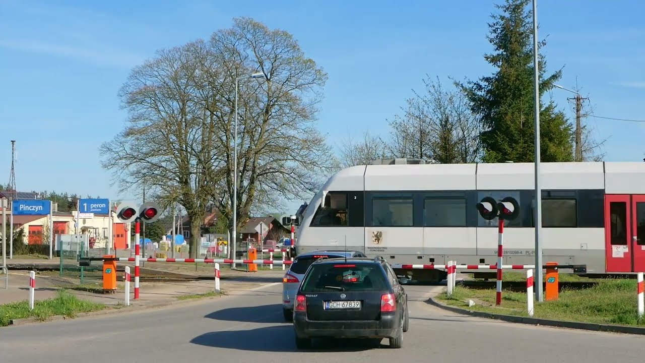 Przejazd kolejowy w Pinczynie | Nowe napędy rogatkowe