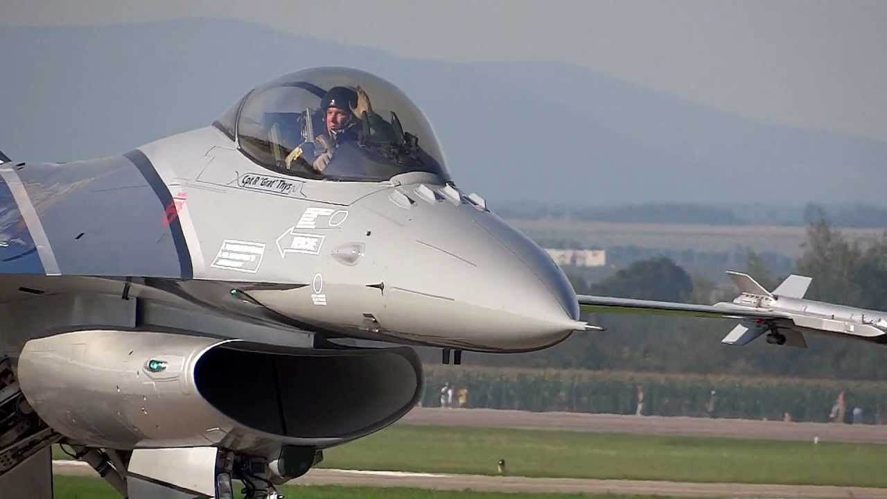 F-16 Demo Belgian Air Force - dynamic display - air show CIAF 2012