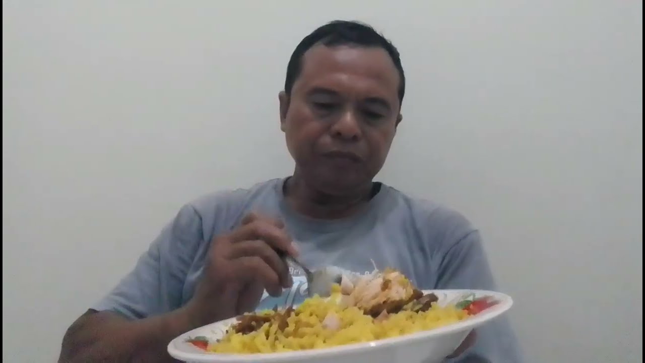 Menikamti makan malam bersama Istri,