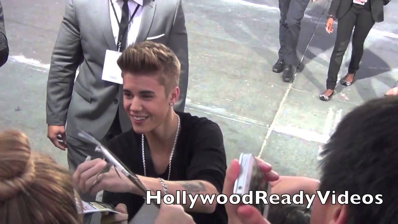Justin Bieber Greets Fans at The 2012 American Music Awards at LA Live!