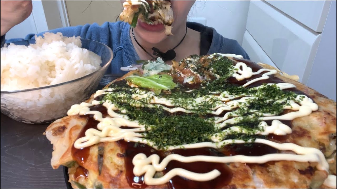 【ASMR,咀嚼音】Pancake with Meat or Vegetable Topping and Rice！めっちゃ美味しく出来たお好み焼きとご飯！