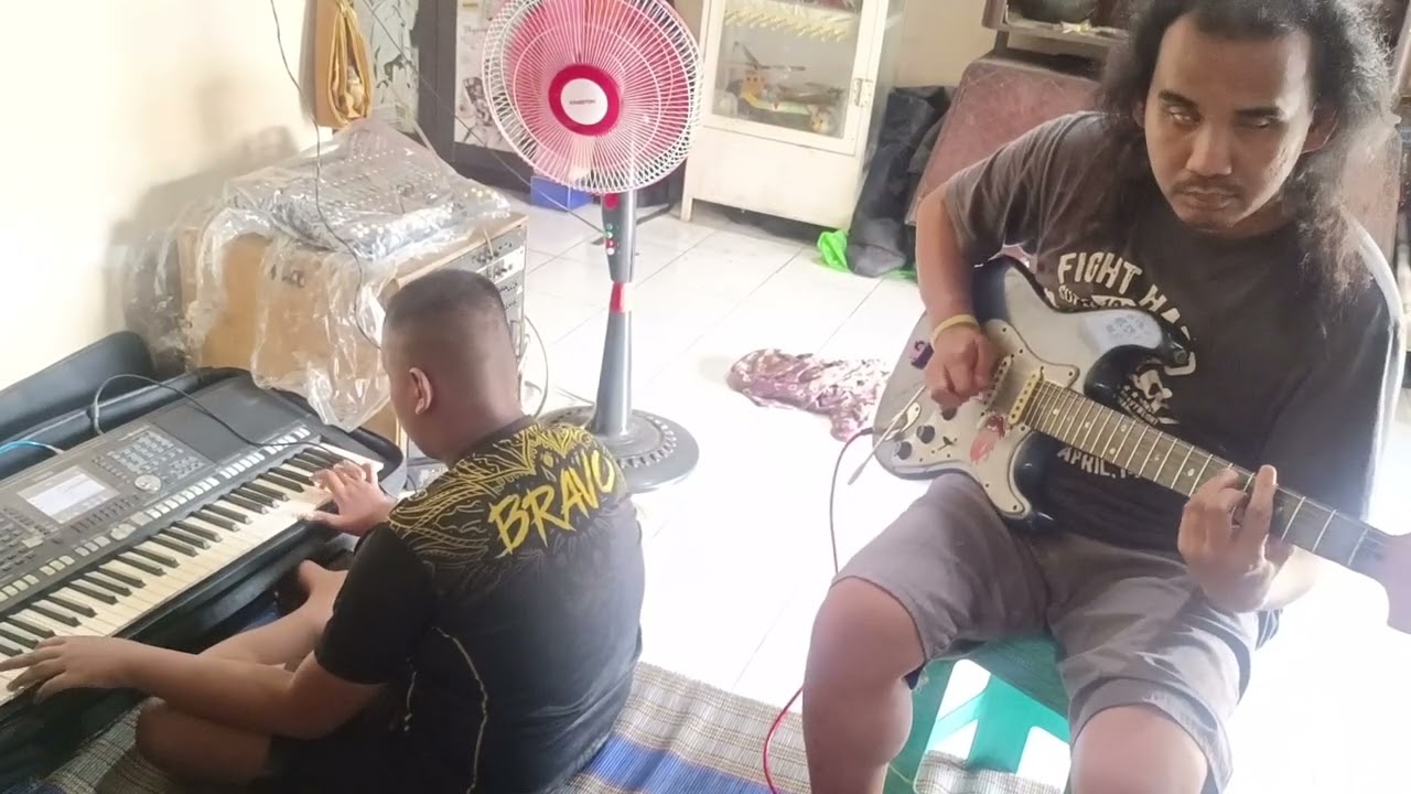Latihan lagu selendang biru bersama Bagas calon pemain electone