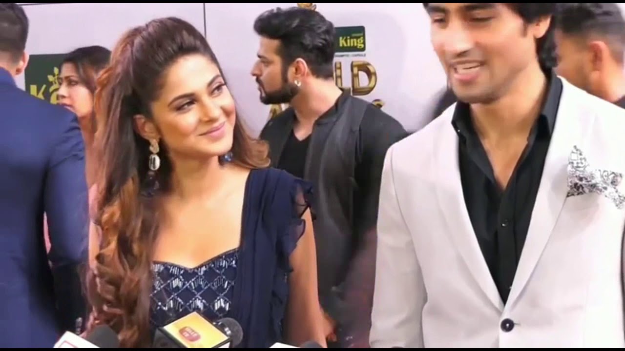 Jennifer Winget And Harshad Chopra At Gold Awards 2018 | Bepannah