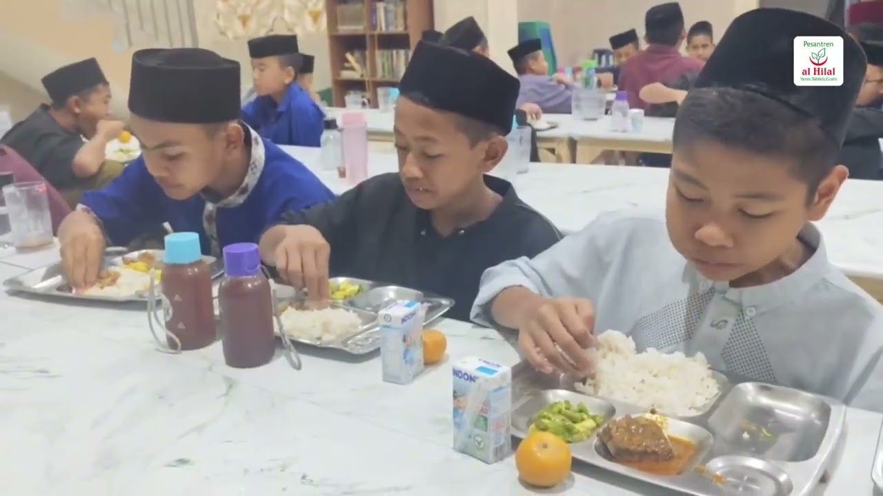MERAIH BERKAH DI BULAN RAMADHAN! INILAH SUASANA BERBUKA PUASA SANTRI PESANTREN AL HILAL 1 CILILIN