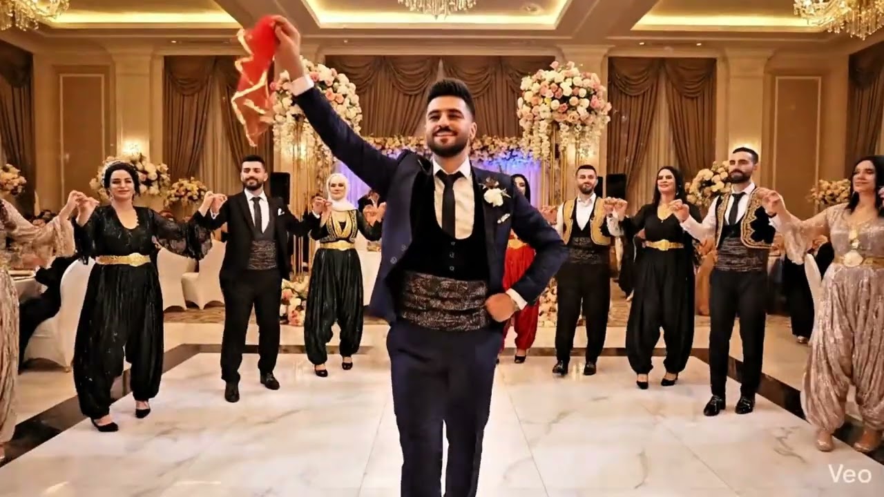 Kadınların muhteşem gösterisi  #halay #kurdish #kurtce #öneçıkar #dugunumuzvar #gelin  #halaybasi
